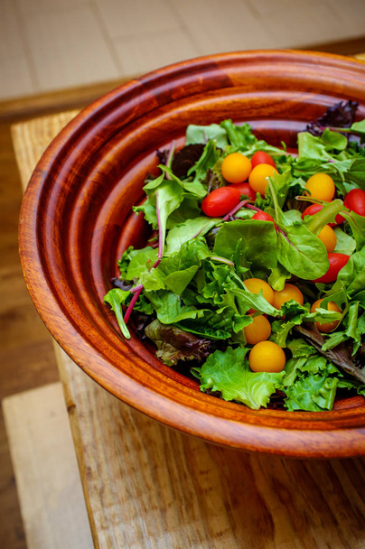 Salade de printemps bio fraîche avec tomates rouges et jaunes
 - Photo, image