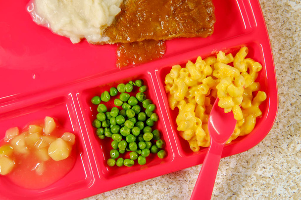 Grado scuola pranzo salisbury bistecca su vassoio con maccheroni piselli e formaggio e salsa di mele - Foto, immagini