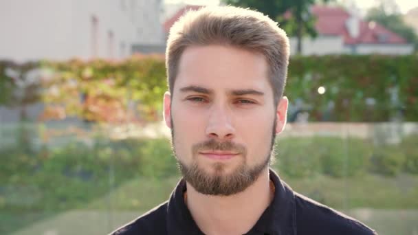 Close-up van een Man met de baard in de stad - Video