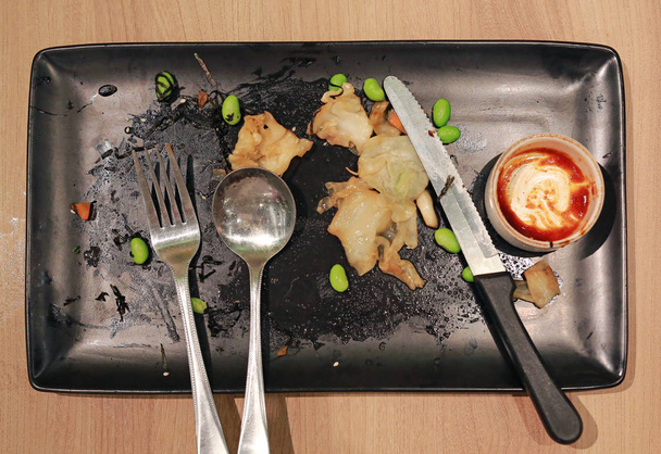 Food waste. Top view piece of food remains on plate. - 写真・画像