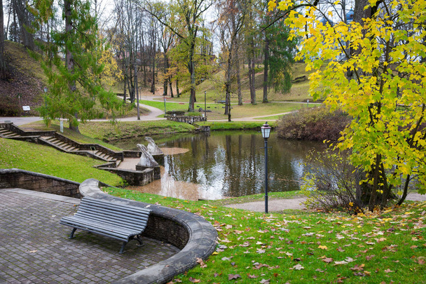 Stadt cesis, Lettland. alter Park im Herbst. Gelbe Blätter und Architektur. Historischer Park. Reisefoto 2018. - Foto, Bild