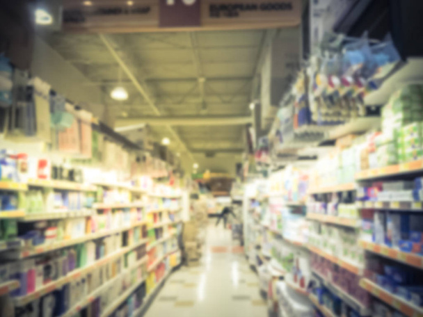 Покупатели в азиатском супермаркете в Техасе (США) покупают мыло, шампунь, бумажные игрушки, ткань, контейнер для продуктов питания, обертку. Отмененные продукты на полках в продуктовом магазине
 - Фото, изображение