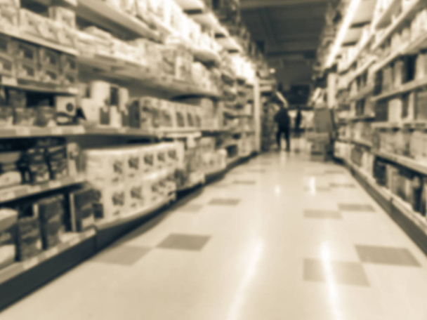 Vintage tono borroso imagen amplia selección de limpiador del hogar, jabón, champú, toallas de papel, pañuelos, contenedor de alimentos, envoltura en el supermercado asiático en Texas, EE.UU.. Productos desenfocados en la tienda de comestibles
 - Foto, imagen