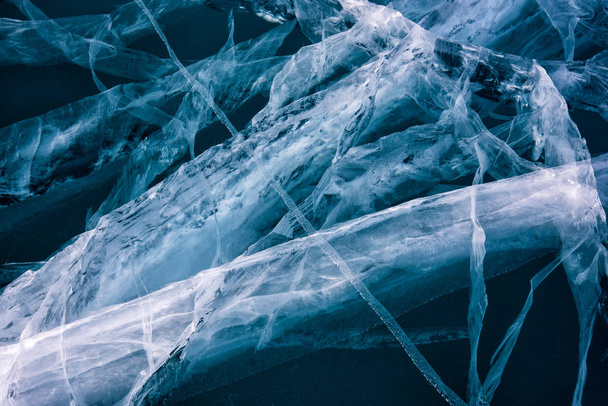 Blauwe gebarsten oppervlak van de ijs oppervlak - Foto, afbeelding