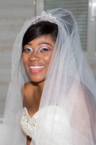 όμορφο χαμόγελο γυναίκα μαύρη αφρικανική αμερικανική νύφη στο νυφικό - Φωτογραφία, εικόνα
