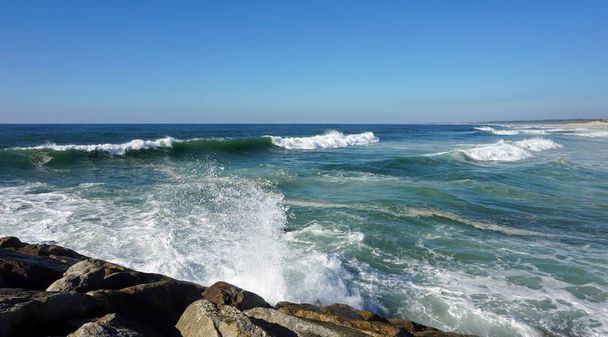 важкі хвилі на чотириденному пляжі восени
 - Фото, зображення