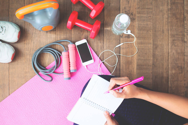Pohled shora sportovní ženy psaní na notebooku, plánování cvičení - Fotografie, Obrázek