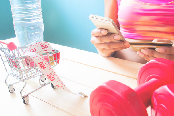 Sportos nő online vásárlás a smartphone, egészséges életmód fogalma - Fotó, kép