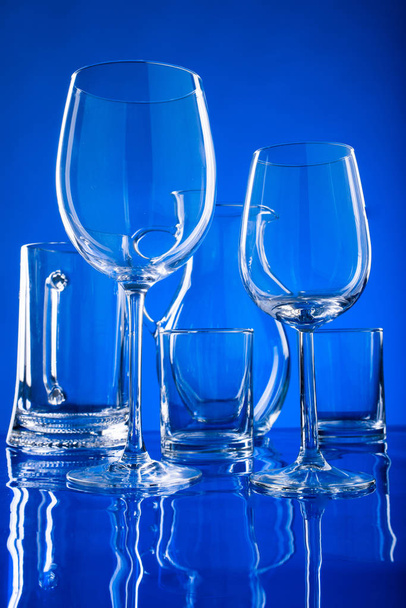 γυάλινα ποτήρια για κρασί, μπύρα και χυμό - Φωτογραφία, εικόνα