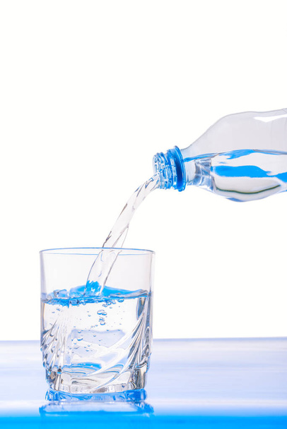 заливка чистої води в скляний стаканчик
 - Фото, зображення