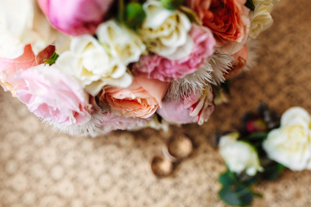 Krásná svatební kytice, dva zlaté prsteny, boutonniere, ležící na křeslo, svatební den. Svátek příslušenství - Fotografie, Obrázek