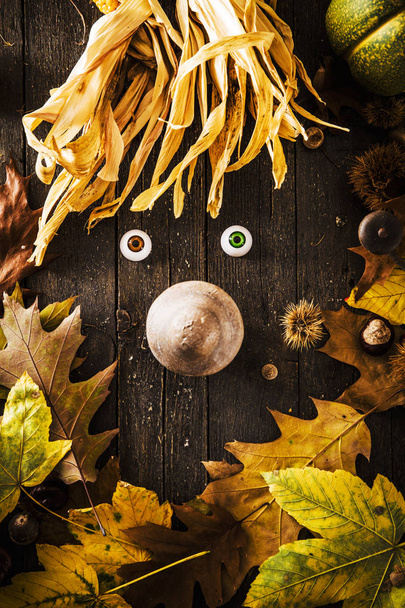 Dankbarkeitsessen. Herbstfrucht mit einem Gesicht aus Herbstfrüchten. Erntedankfest im Herbst - Foto, Bild