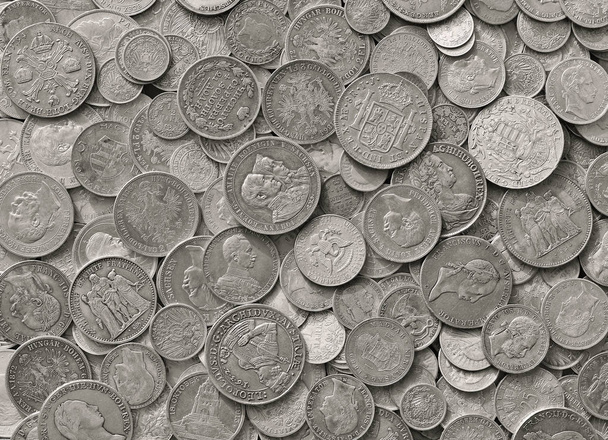 starożytne monety srebrne, w tle zdjęcia. - Zdjęcie, obraz