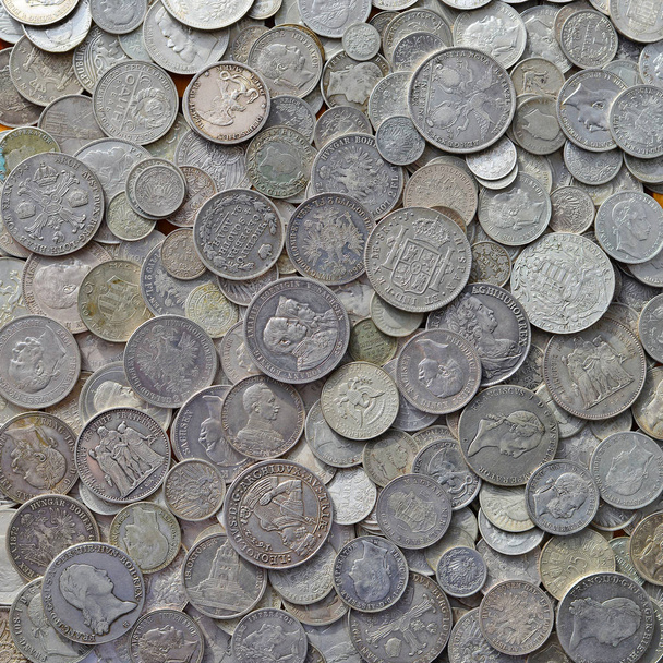 αρχαία ασημένια νομίσματα σε μια φωτογραφία φόντο. - Φωτογραφία, εικόνα