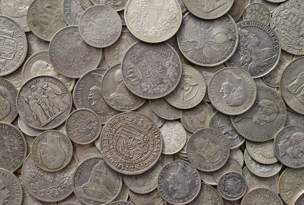 Pièces d'argent anciennes dans une photo de fond
. - Photo, image