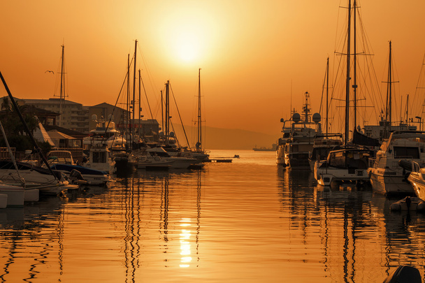 ηλιοβασίλεμα πάνω από το λιμάνι του Γιβραλτάρ - Φωτογραφία, εικόνα