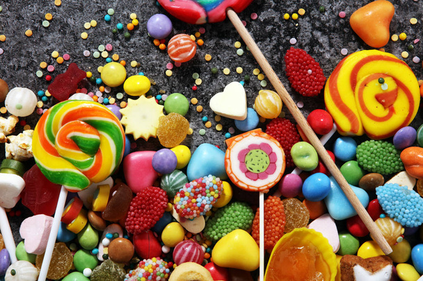 καραμέλες με ζελέ και την ζάχαρη. πολύχρωμο πίνακα childs διαφορετικά γλυκά και κεράσματα - Φωτογραφία, εικόνα