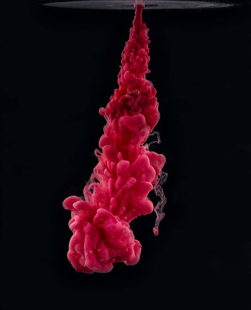 Розовые чернила в воде на черном фоне. Цветной взрыв
 - Фото, изображение