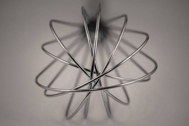 macro tiro monocromático detalhado de um batedor de metal, cozinha
 - Foto, Imagem