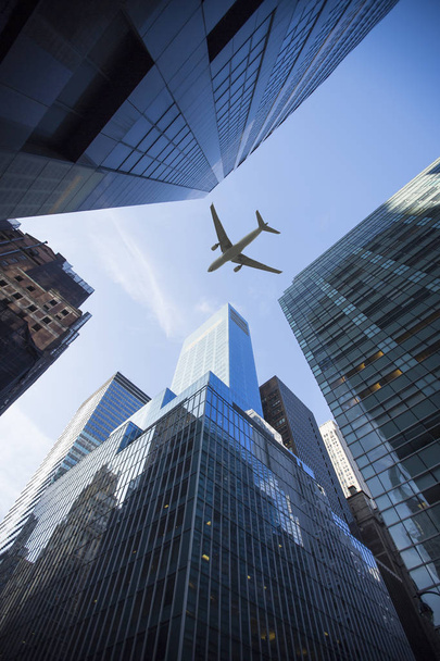 самолет пролетает над городом над Нью-Йорком
 - Фото, изображение