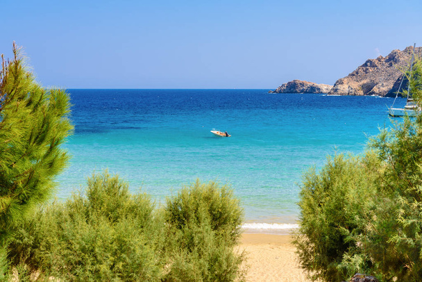 Vue sur la belle plage de Psilli Ammos avec baie turquoise. Île de Serifos, Cyclades, Grèce
 - Photo, image