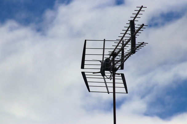 Na dachu anteny telewizji w dniu chmury i błękitne niebo - Zdjęcie, obraz
