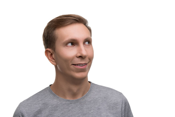 Mladý muž v jednoduchých šedé tričko izolované portrét - Fotografie, Obrázek