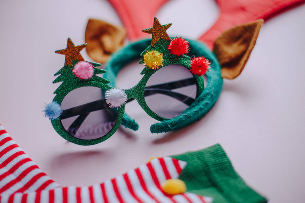 dettaglio di ornamenti natalizi. decorazione festiva - occhiali divertenti, calze da elfo e corna di renna
. - Foto, immagini