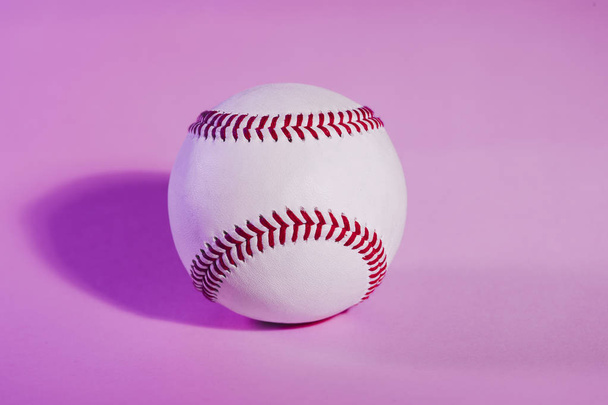 baseball na růžové barvy pozadí a červené prošití baseball. kopie prostor. - Fotografie, Obrázek