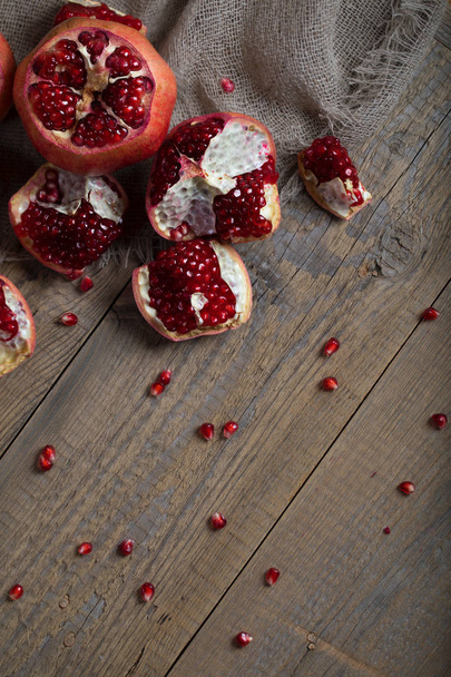 Гранатовые фрукты на деревянной поверхности
 - Фото, изображение