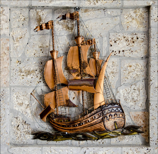 Criação artesanal com navio de bronze e pedras
 - Foto, Imagem