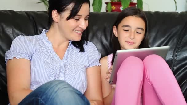 klein kind surft op het internet met haar moeder - Video