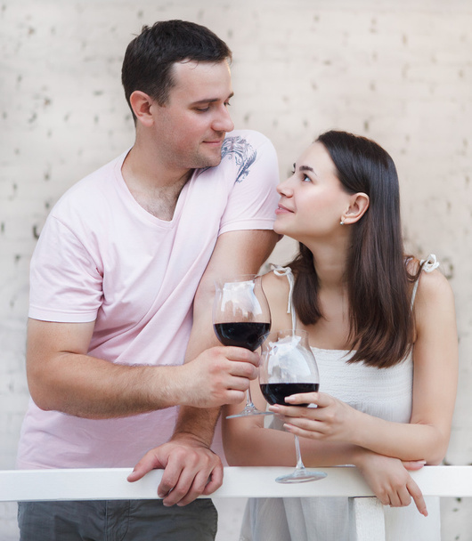 Пара, наслаждающаяся бокалами красного вина
 - Фото, изображение