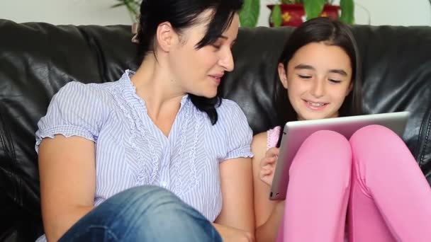 Madre e hija sonrientes usando tableta
 - Metraje, vídeo