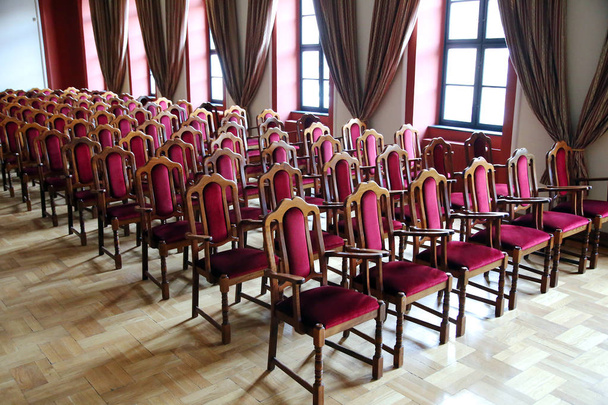Interior de um teatro de artes sem pessoas. Auditório com cadeiras vermelhas vazias. Profundidade suave dos campos
 - Foto, Imagem