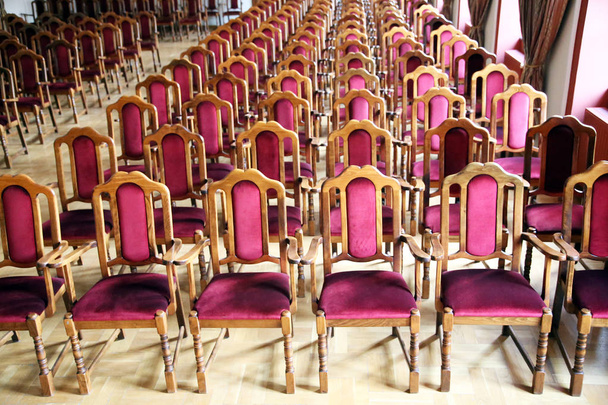 Intérieur d'un théâtre d'art sans personnes. Auditorium avec sièges rouges vides chaises. Profondeur douce des champs
 - Photo, image