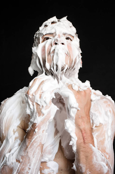 retrato de foto de um homem musculoso manchado com espuma de barbear com as mãos no rosto
 - Foto, Imagem