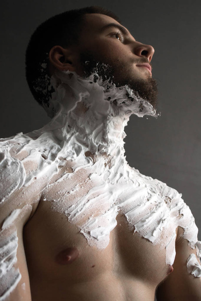 портрет м'язистого хлопця, намазаного піною для гоління
 - Фото, зображення