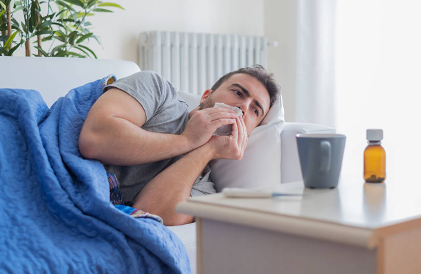 Άρρωστος άνθρωπος πορτρέτο υποφέρουν από πυρετό και κρύο - Φωτογραφία, εικόνα