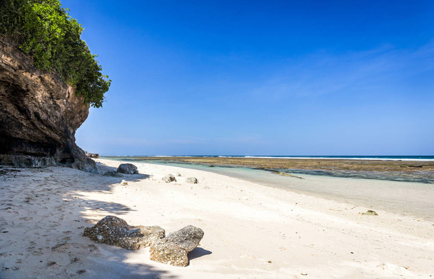 Bela praia Pandawa na ilha de Bali, na Indonésia
 - Foto, Imagem