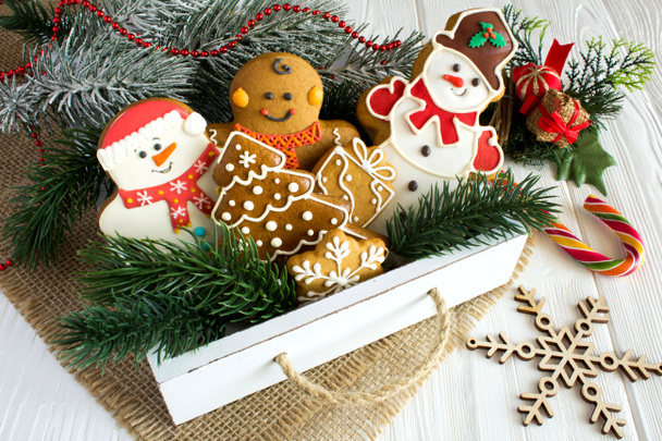 Рождественское печенье в белой коробке на деревянном фоне
 - Фото, изображение