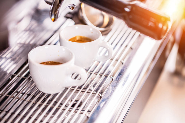 Κοντινό πλάνο του espresso ρίχνει από μηχανή καφέ. Επαγγελματική παρασκευή καφέ - Φωτογραφία, εικόνα