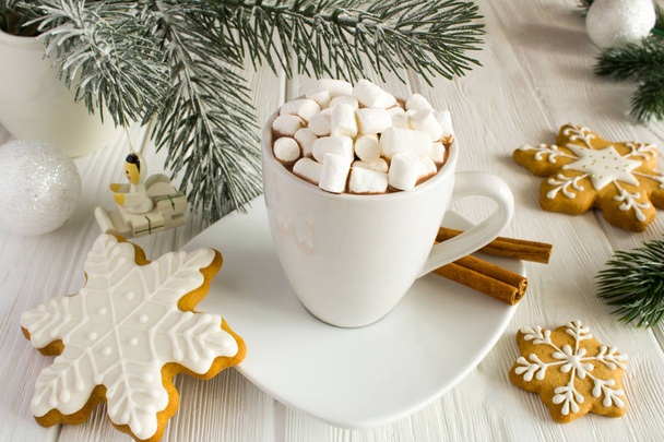 Chocolat chaud avec guimauves et biscuits de Noël sur le fond en bois blanc
 - Photo, image