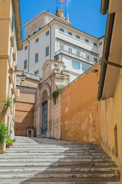 Las pequeñas calles de la gran y eterna ciudad de Roma
. - Foto, imagen
