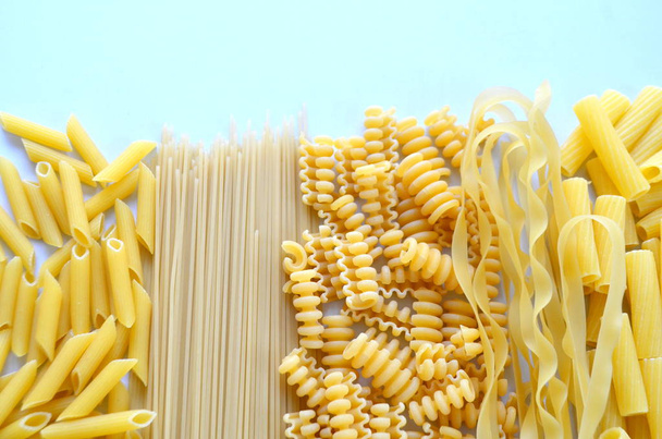 Verschillende soorten pasta, pasta zijn producten die bestaan uit meel en water - Foto, afbeelding