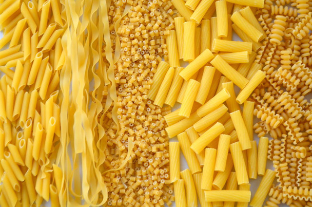Erilaisia pastaa, pastaa ovat jauhoista ja vedestä valmistetut tuotteet
 - Valokuva, kuva