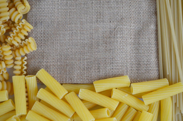 Verschillende soorten pasta, pasta zijn producten die bestaan uit meel en water - Foto, afbeelding