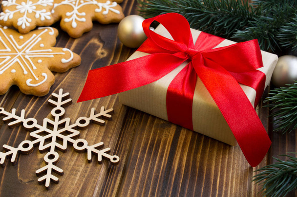 Weihnachtsgeschenk und Plätzchen auf dem hölzernen Hintergrund - Foto, Bild