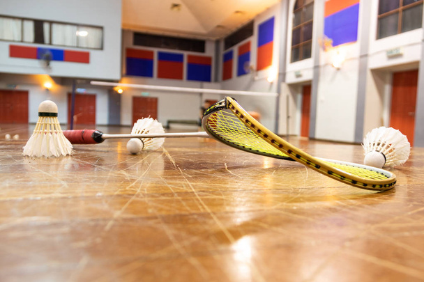 Broken badminton raketa bordurou badmintonový kurt jako pozadí - Fotografie, Obrázek