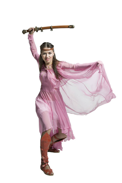 Dziewczyna Wojownik średniowiecza w zbroję z mieczem i pochwą w przezroczyste, różowa sukienka - Zdjęcie, obraz